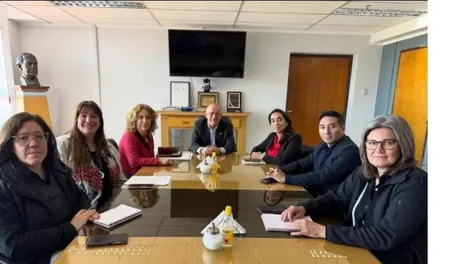 Diario de Cuyo | Junto al rector de la UNSJ, Tadeo Berenguer , laintendente Romina Rosas, el diputado Escudero y autoridades de la Secretaría de Extensión Universitaria, al momento de acordar la creación de la Escuela de Oficios y Educación Profesional.