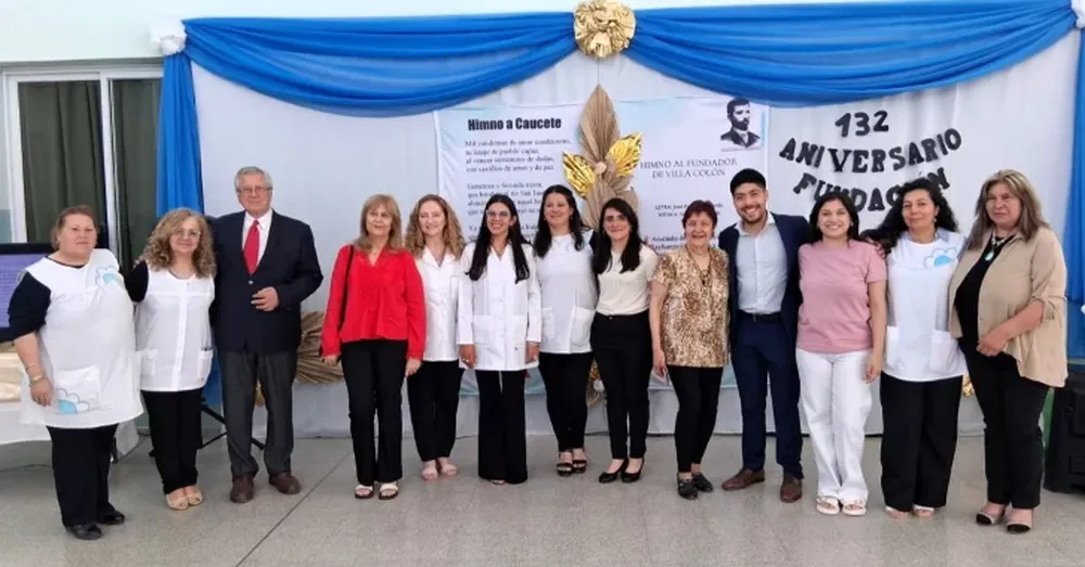 Protagonistas del histórico acto en la Escuela José María de los Ríos, en el marco del 132º aniversario de la fundación de la Villa Colón de Caucete.