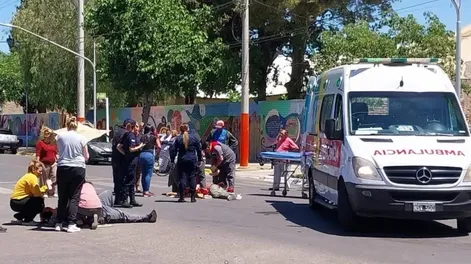 [FOTOS] Dos hombres heridos en un fuerte choque entre una moto y una bicicleta en Chimbas