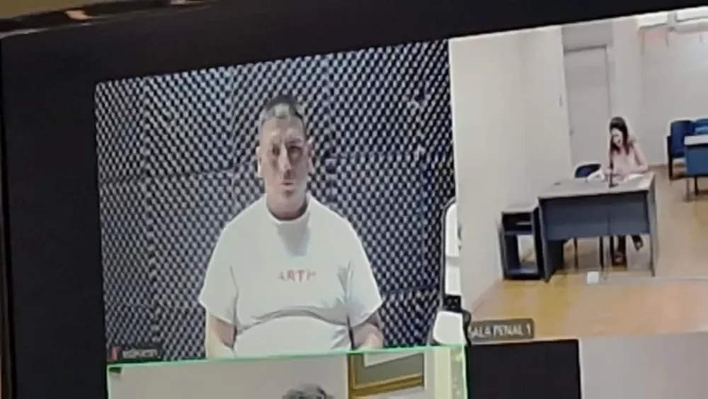 Vega Olivera quiso declarar durante la audiencia, pero el juez no se lo permitió porque no la etapa procesal para hacerlo.