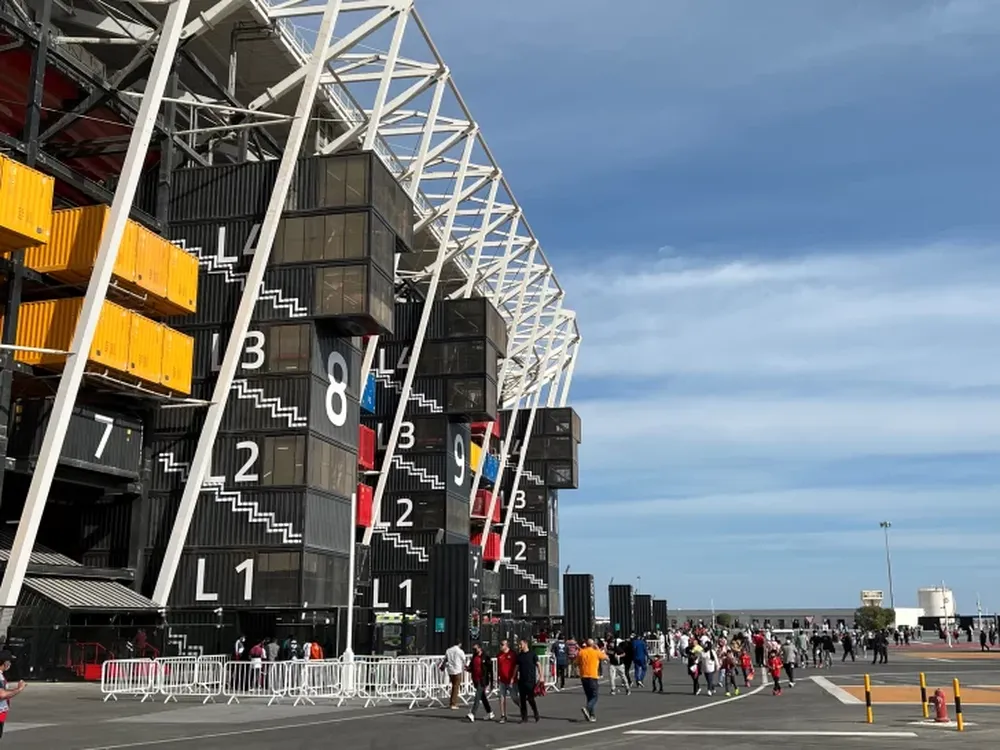 El estadio de los “contenedores” recibió su último partido y será desmontado