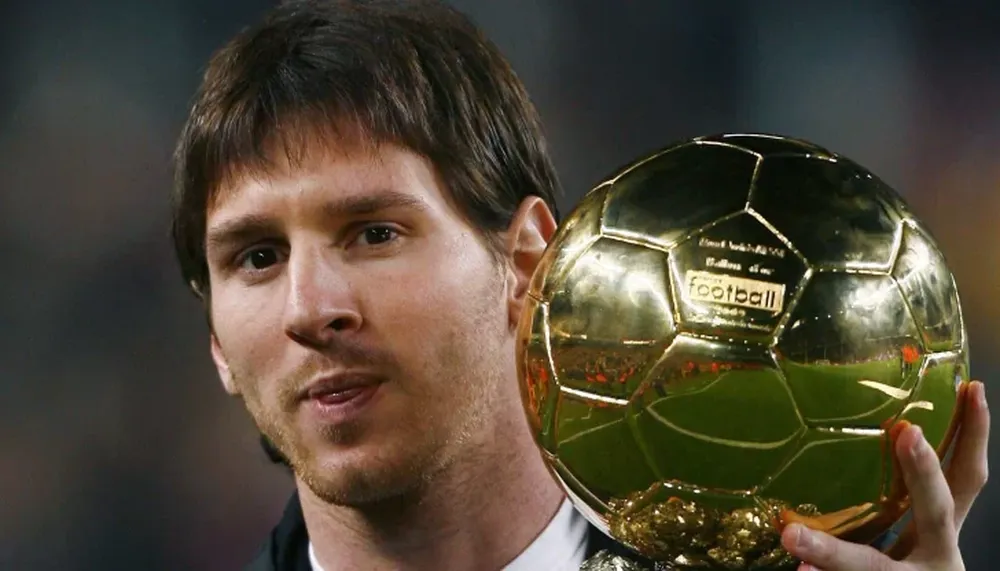 Messi presentó el Balón de Oro ante los hinchas del Barcelona