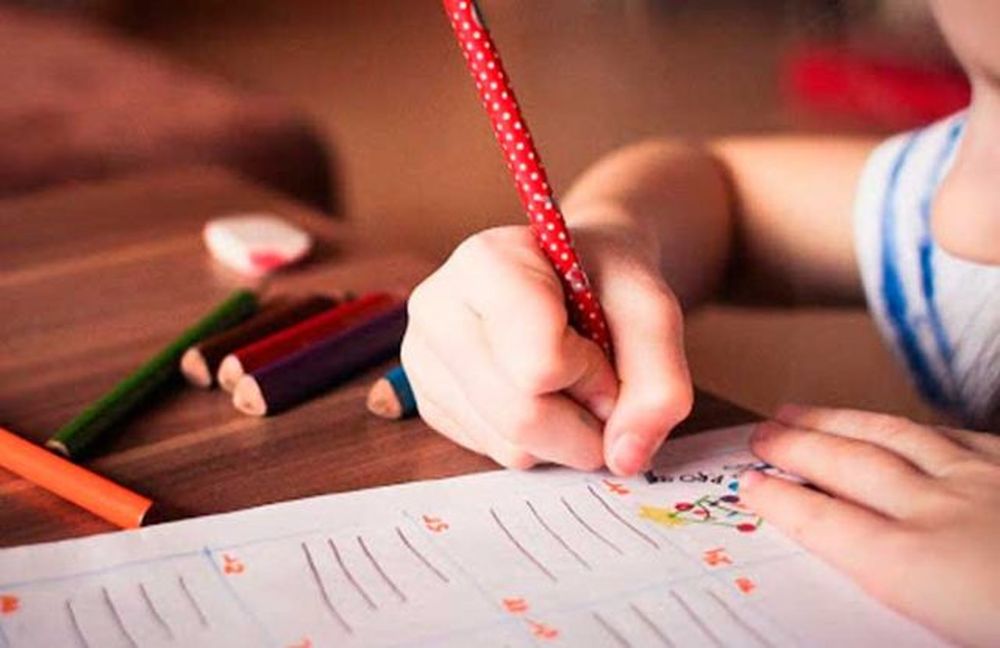 Iba a la librería, su hijo le dio una inesperada lista de compras y se hizo viral