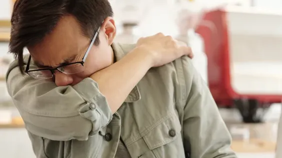 Por qué decimos ‘salud’ cuando alguien estornuda o al chocar las copas