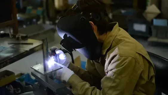 En enero, la industria cayó 5,5% y la construcción 3,9%, con respecto a diciembre