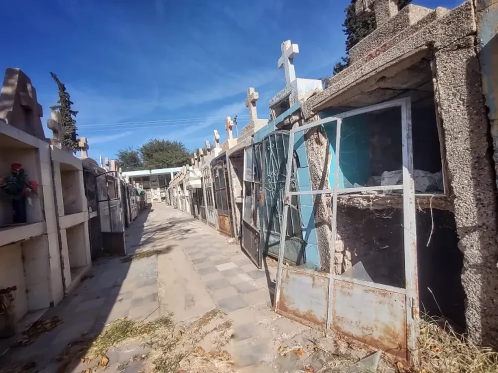 DAÑOS VISIBLES. La falta de limpieza y las instalaciones rotas son algunas de las imágenes dominantes en el Cementerio de Albardón.