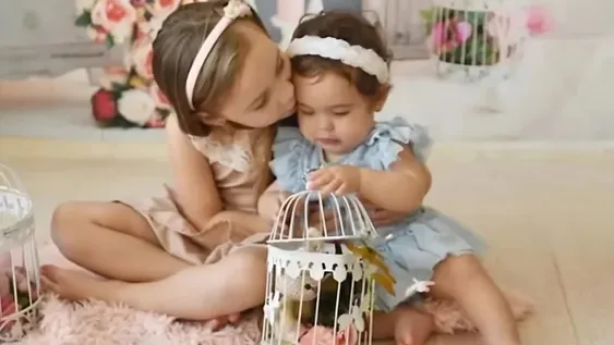 Amor y conmoción. La imagen de las dos hermanitas desaparecidas conmovió a todos. Aún no hallan a la más pequeña.