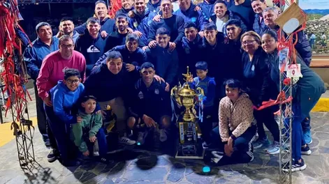 Diario de Cuyo | Promesa. Los campeones albardoneros pasaron por Vallecito.