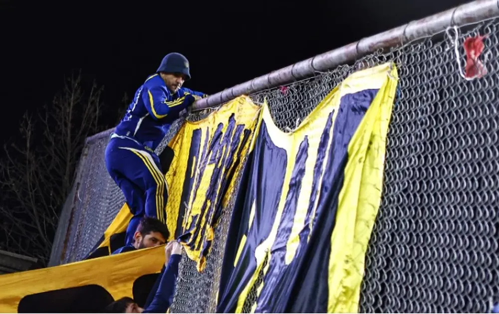 Incidentes entre hinchas de Nacional y Boca: los videos del duro cruce afuera del estadio