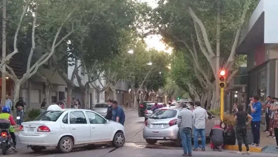 Aceleró, pasó ya en rojo y fue impactado por otro auto: terminó contra un semáforo