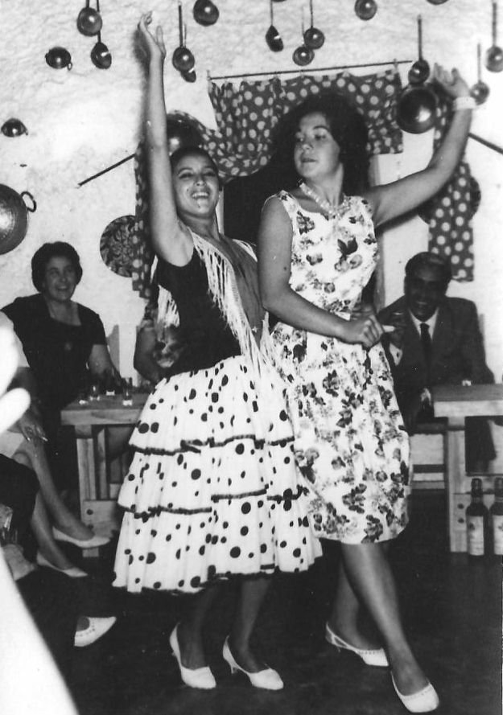 Marina en las Cuevas del Sacromonte, en Granada (España), con una de las bailaoras de las cuevas, bailando una 