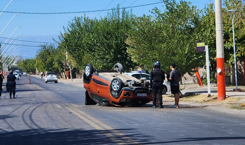 El auto quedó en el medio de la calzada tras volcar.