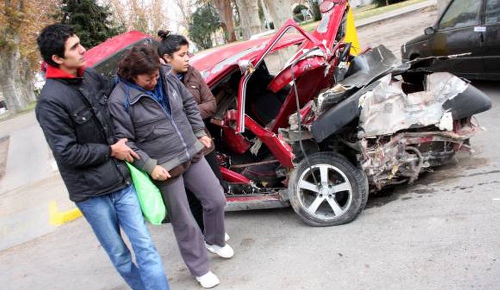 Volvía de bailar y se mató al chocar contra un árbol