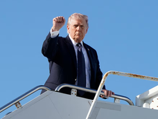 El presidente de Estados Unidos, Donald Trump, gesticula mientras sube al Air Force One. El presidente de Estados Unidos, Donald Trump, gesticula mientras sube al Air Force One.