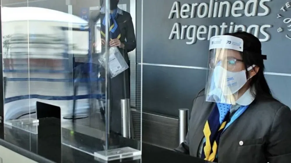 Aerolíneas vuelve a volar a Nueva York, pero sólo para quienes renuncien a ser repatriados