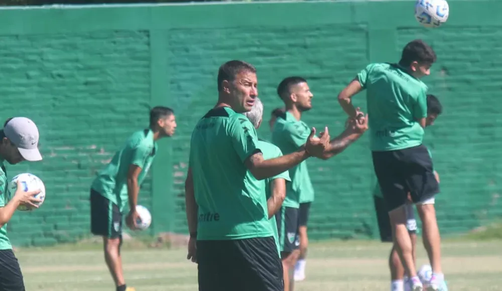 Pleno trabajo. El técnico Raúl Purruco Antuña va cerrando números e ideas pensando en el debut del Verdinegro en el torneo de Primera División.