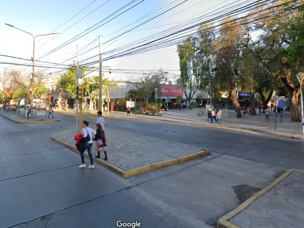 Un menor conducía, perdió el control y chocó con un poste: él y su acompañante, heridos