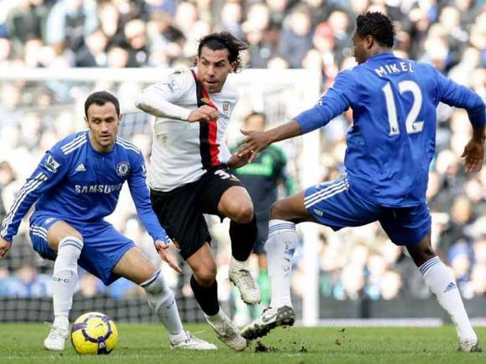 Tevez anotó dos goles en la victoria de su equipo ante Chelsea