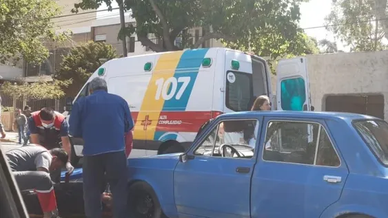 Una mujer terminó herida y hospitalizada tras ser atropellada por un auto mientras caminaba