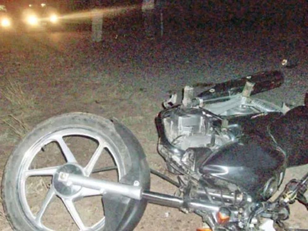 Se estrelló en su moto contra un pilar de cemento y terminó fracturado