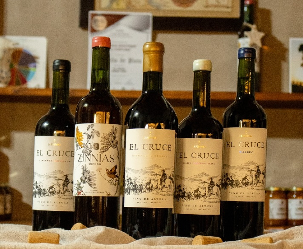 Las botellas de El Cruce y Zinnias, las dos líneas de Bodega La Fortuna, con la etiqueta que remite al paso de San Martín por Calingasta. Foto: gentileza Bodega La Fortuna / redes sociales.