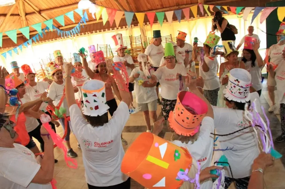 La murga de los adultos mayores para llevar alegría a las colonias de verano