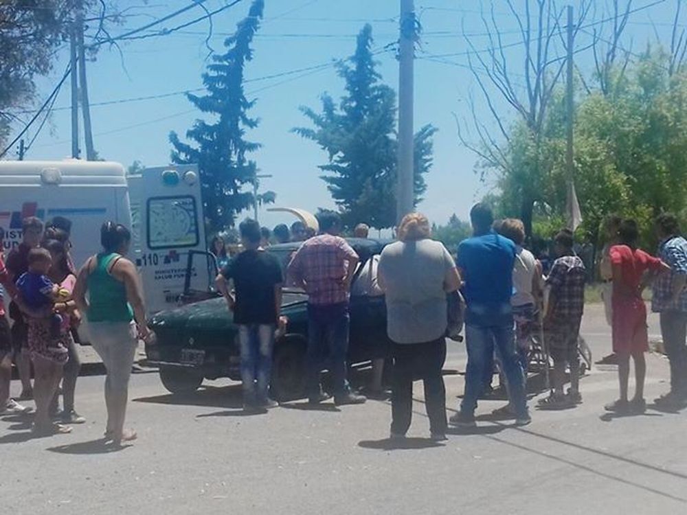 Una agente de policía embarazada chocó con su auto cuando iba a trabajar