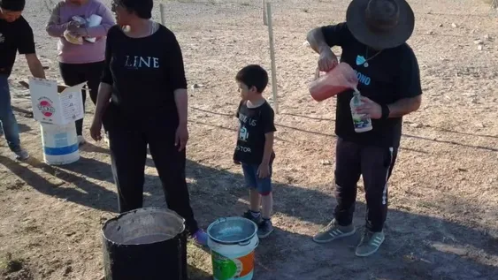 Los gauchos que salen a preparales y darles leche gratis a cerca de 120 niños del pueblo