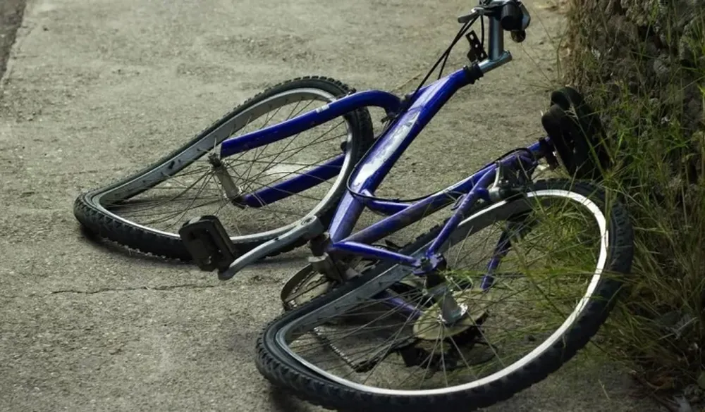 Dos hombres resultaron heridos tras el choque de una moto y una bicicleta