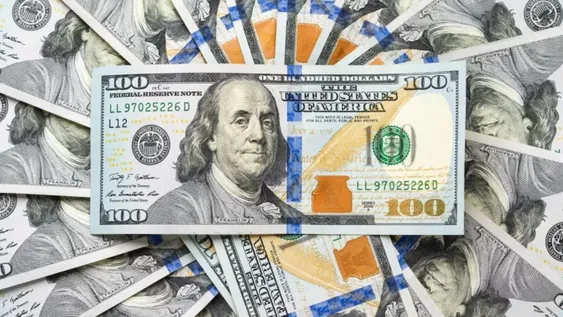 El dólar blue comenzó la semana con una caída de dos pesos