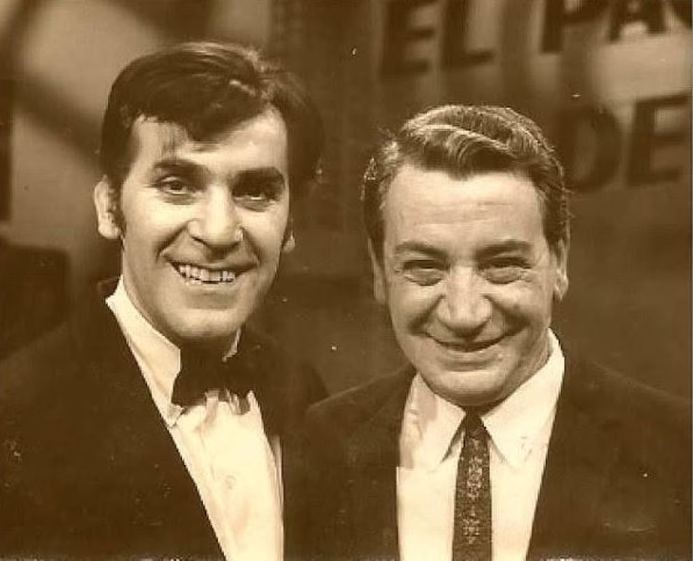 Beto Cabrera y Alfredo de Angelis sonríen ante la cámara en una fotografía tomada durante el período de su programa El paquete del dúo.