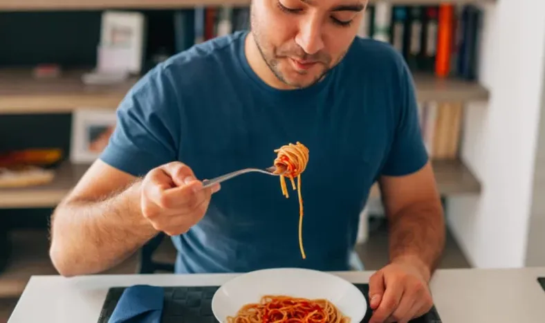 Le amputaron las piernas por comer fideos con pollo en mal estado