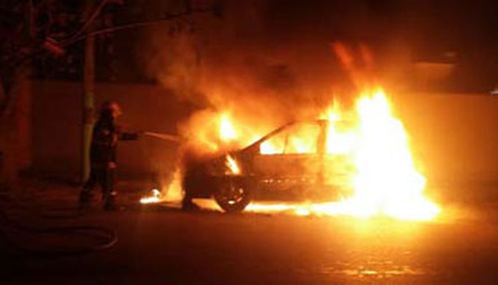 ¿Le bañaron el auto en combustible y se lo quemaron?