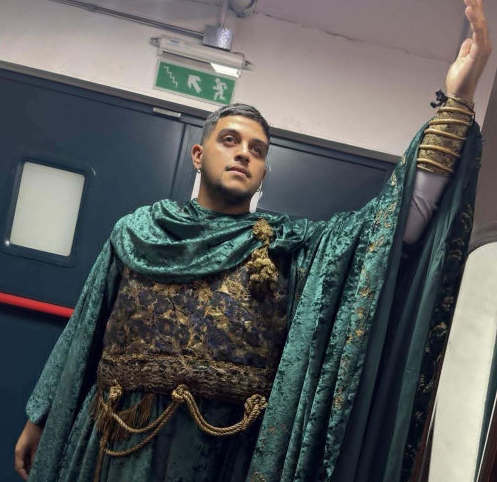 Walter Vilches, con su traje de Orfeo, en el Teatro Colón.
