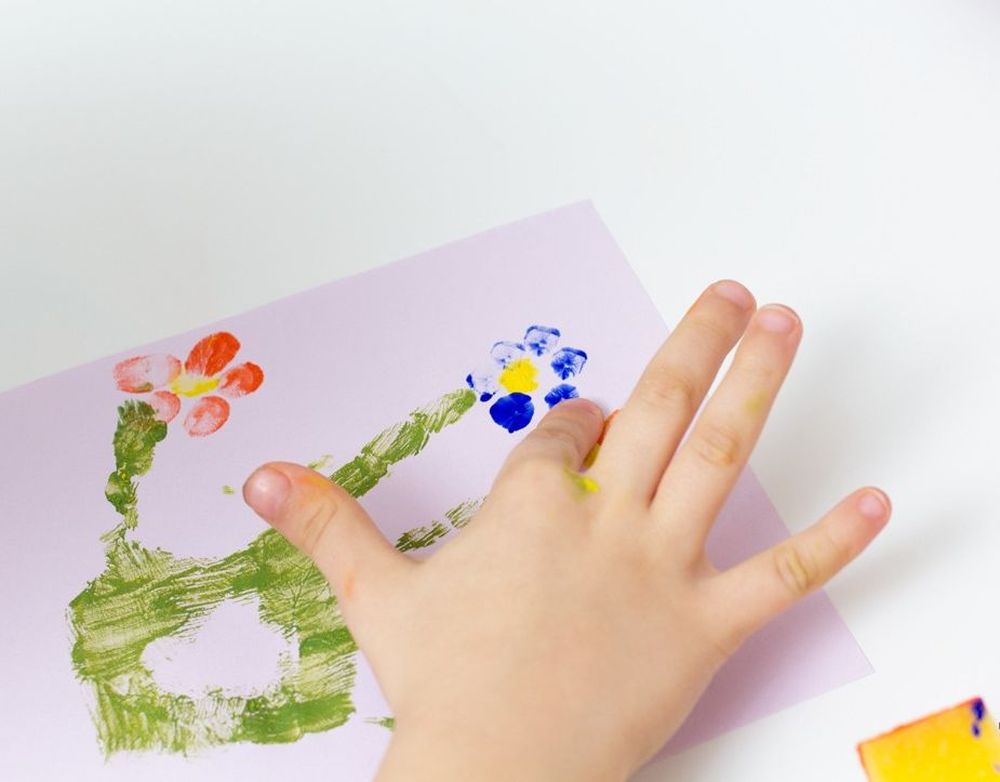 Se apoyó en un carro panchero y sufrió una tremenda descarga eléctrica: lo hospitalizaron