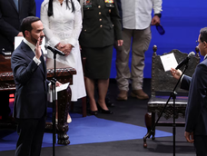 Abelardo De La Espriella tomando el juramento como presidente.