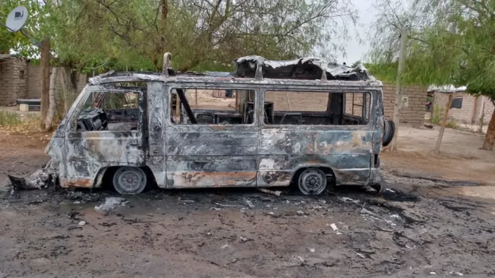 Un incendio destruyó por completo una combi en 25 de Mayo
