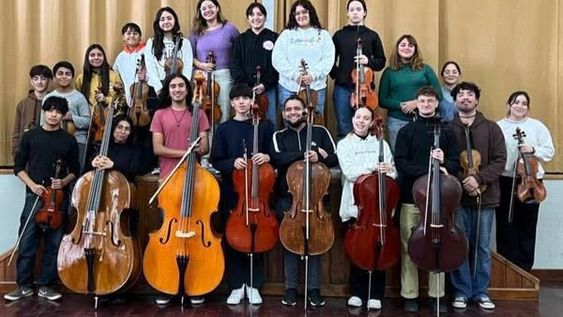 Orquesta Juvenil de la Orquesta Escuela. Violín: Catalina Benegas (concertino), Valentina Andari, Delfina Castro, Gerónimo Luna, Jimena Manzano, Sofía Martín, Ramiro Tejada, Camila Saavedra, Camila Sánchez, Antonella Rodrigo. Viola: Renata Ferrer, Lucila Montenegro, Camila Pérez, Antonella Rodríguez, María Emilia Rodríguez, Ana Paula Vargas. Violoncello: Laura Gómez, Bautista Luna, Fabricio Rodríguez, Martina Rodríguez, Charlie Woodhouse y Germán Yanes. Contrabajo: Daniel Fernández y Sofía Gélvez. 