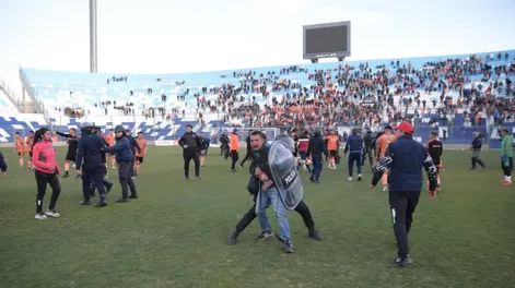 El presidente de la Liga se inclina por prohibir a la hinchada de Unión que vaya a la cancha