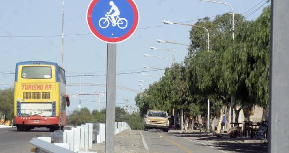 Hasta los autos se meten en la Senda del Peregrino