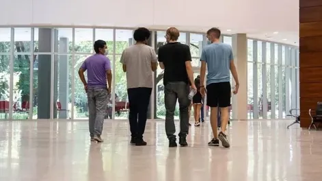 Argentina tiene más estudiantes universitarios que Brasil y Chile, pero menos graduados