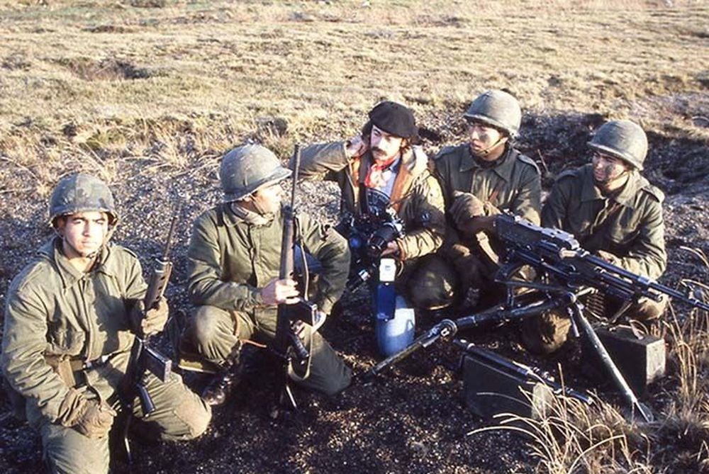 SOLDADOS EN LAS TRINCHERAS durante la Guerra de Las Malvinas, una triste experiencia en condiciones poco favorables para las fuerzas argentinas.