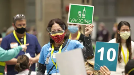 Países con buena tasa de vacunación eliminan restricciones