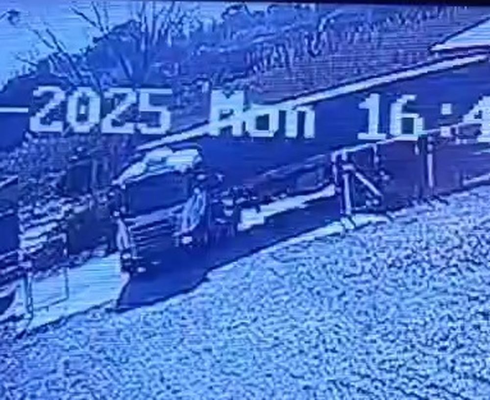 VIDEO: así chocó un motociclista contra un camión en un callejón de Santa Lucía