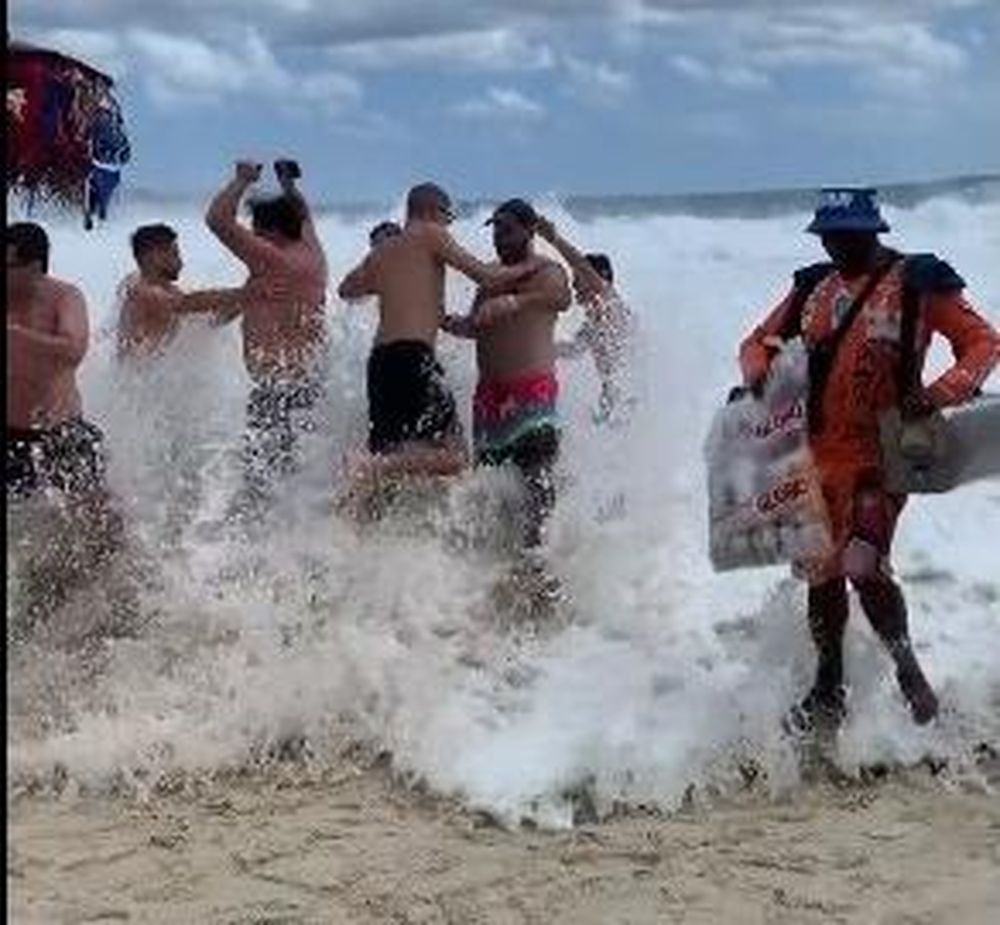 Ola gigante arrastró a los turistas en una playa de Brasil