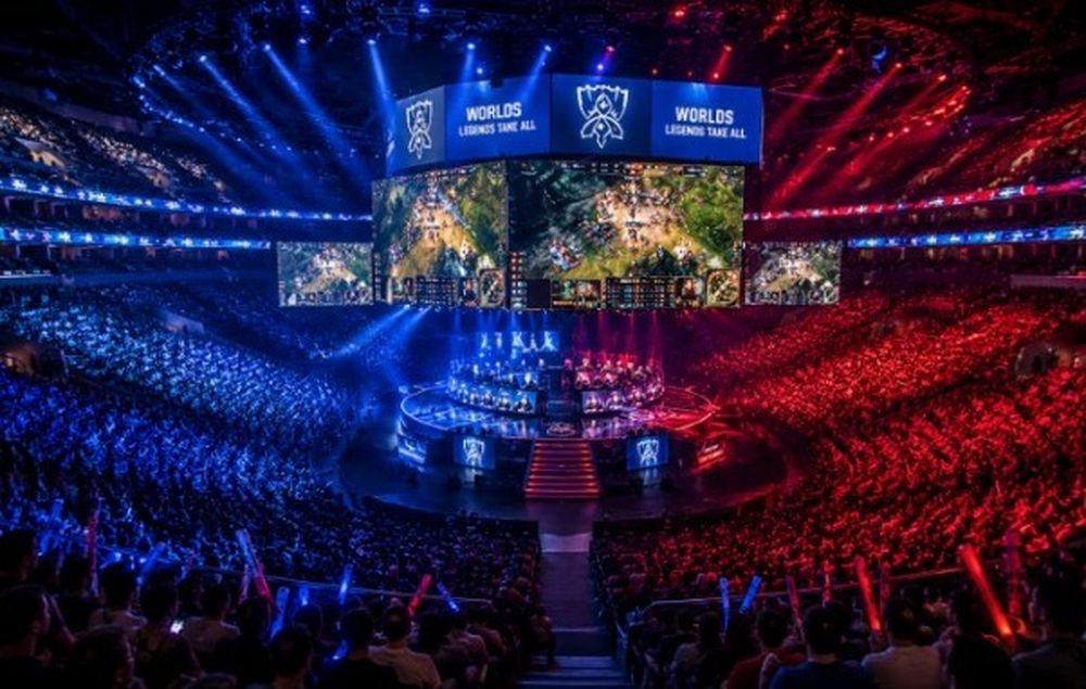 Arena repleta de aficionados durante una gran final internacional de esports