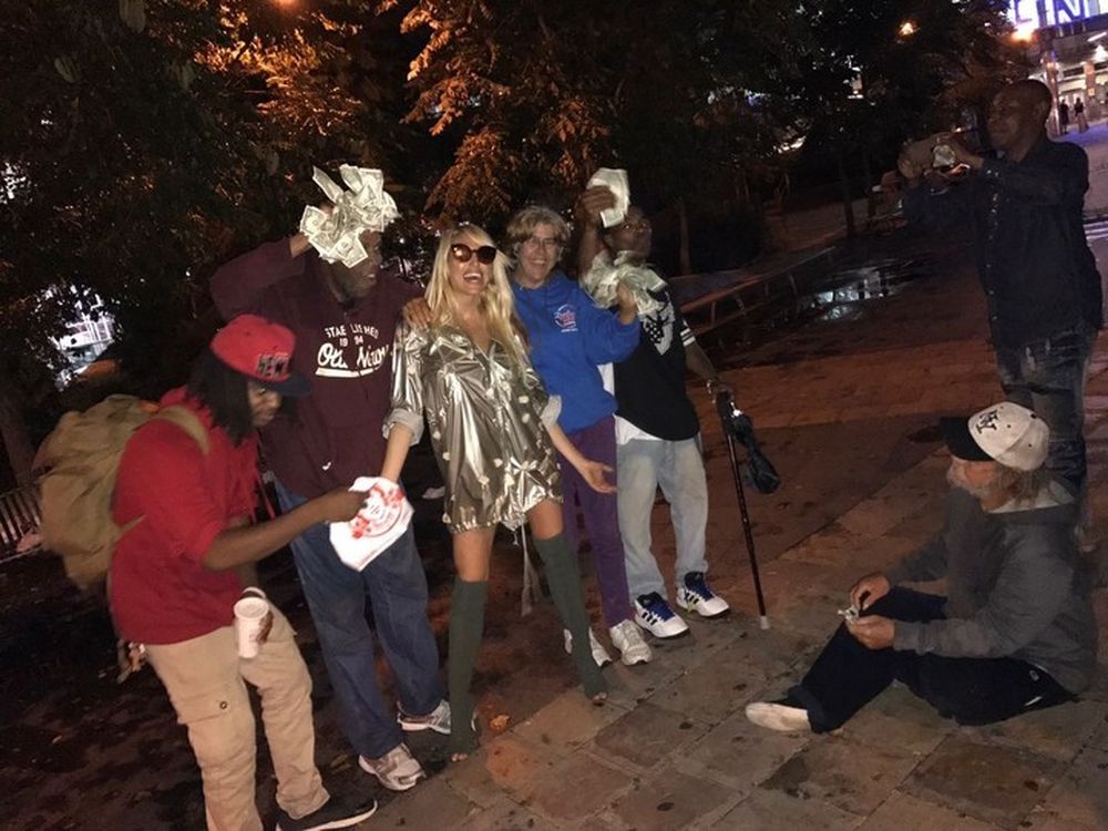 La bizarra acción solidaria de Vicky  en Nueva York