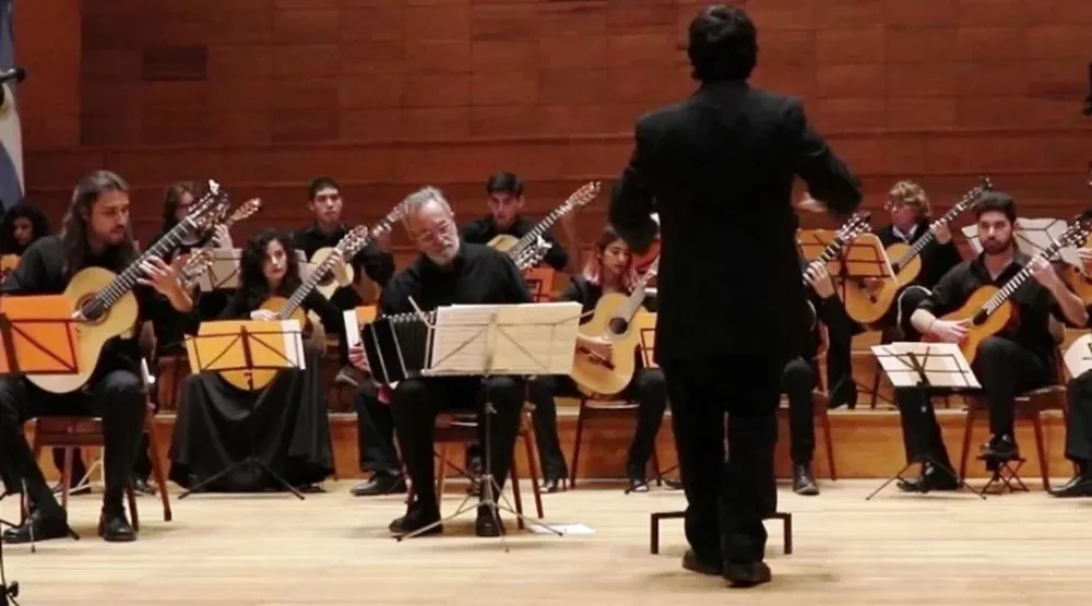 LA ORQUESTA DE GUITARRAS dirigida por el profesor Iván Amorós.
