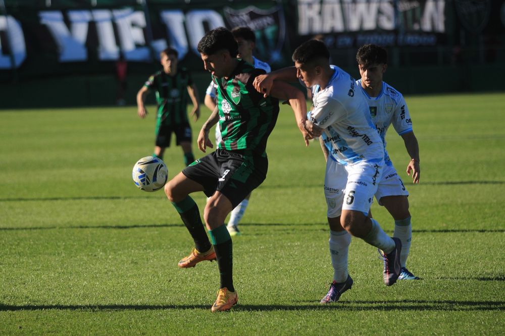Duelo. Nazareno Funez, de lo mejor en San Martín, aguanta la marca de Ulises Yegros. El Verdinegro lo tenía pero se equivocó y lo pagó con empate en Concepción. Foto: Mariano Arias.