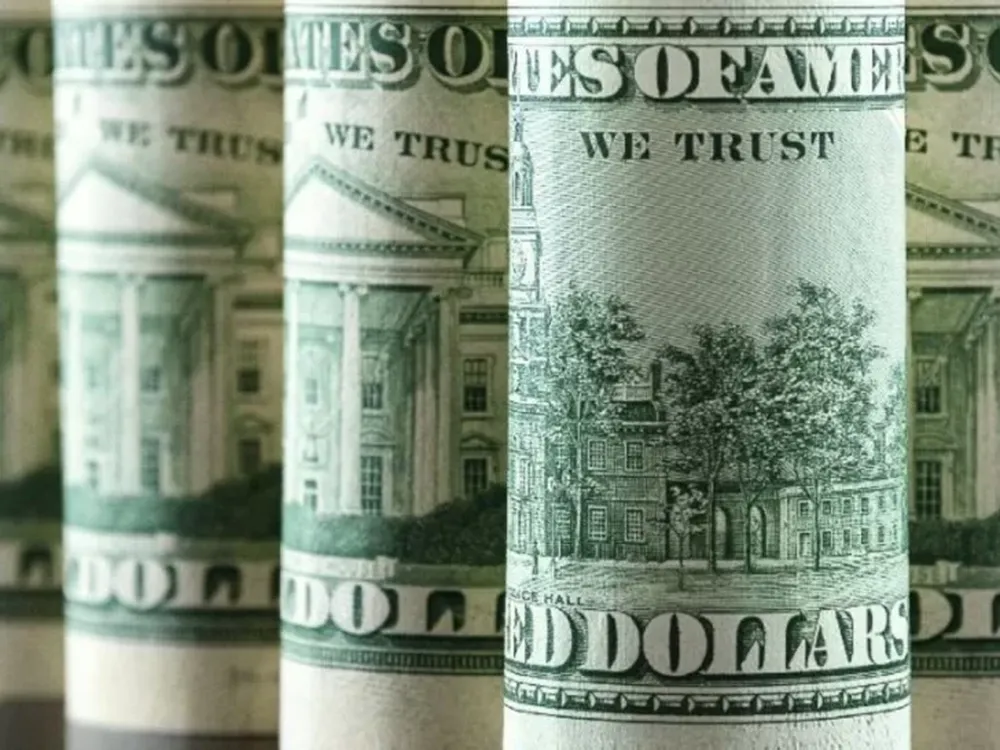 El dólar blue registró un incremento de $7 y cerró en $290